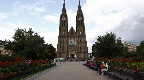 FOTO: Povýšení kostela sv. Ludmily v Praze na baziliku uctila bohoslužba